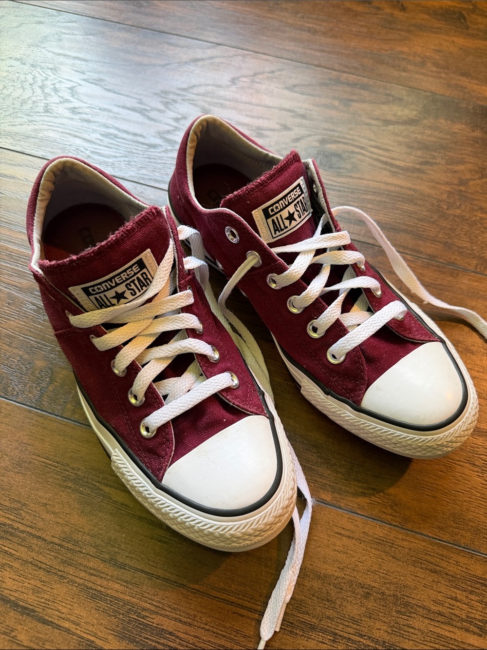 Converse Low Top Sneakers - Maroon & White size 8 (BL)